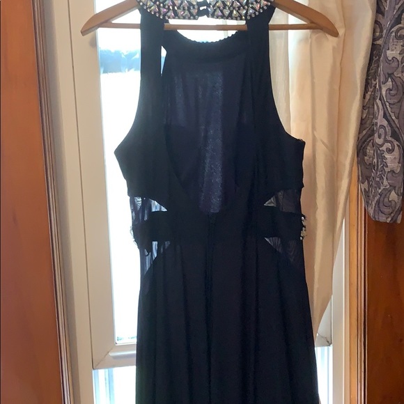 Formal woman’s dress - Picture 3 of 4